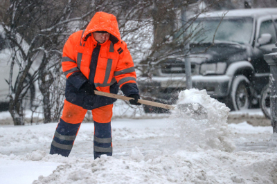 Юрист объяснил, как добиться компенсации из-за неубранного снега и наледи