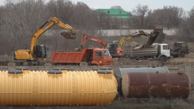 Жизненно важные объекты укрепляют в Уральске