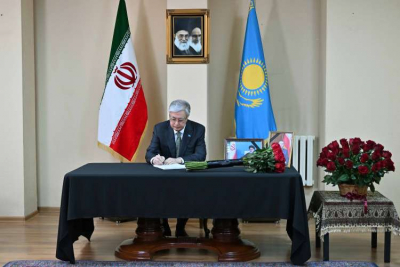 Токаев посетил посольство Ирана и оставил запись в книге соболезнований