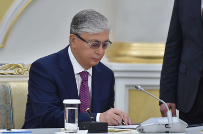 Президент утвердил изменения и дополнения в закон о госнаградах Казахстана