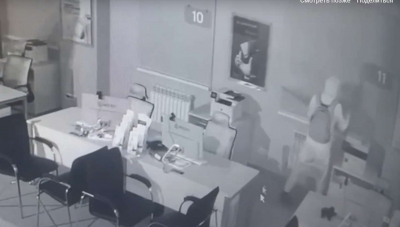 В Алматы мужчина пытался ограбить банк, но не справился с бронированным стеклом