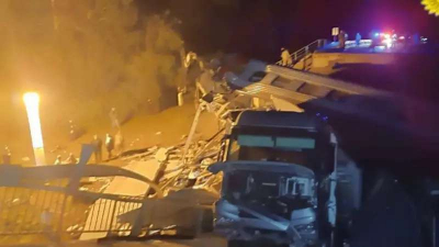 На пассажирский поезд в Брянской области РФ рухнул мост