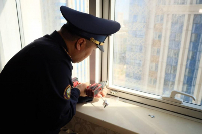Сотрудники ДЧС Астаны установили на окнах защитные замки