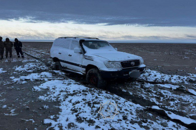 Эвакуация в степи: спасатели вытащили автомобиль из грязевой ловушки в Атырауской области