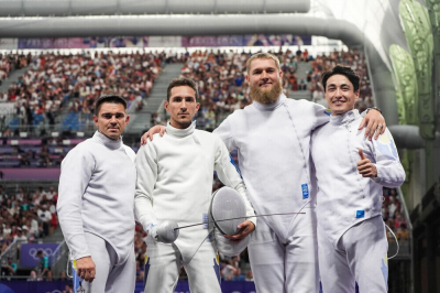 Казахстанские фехтовальщики завоевали серебро на чемпионате Азии