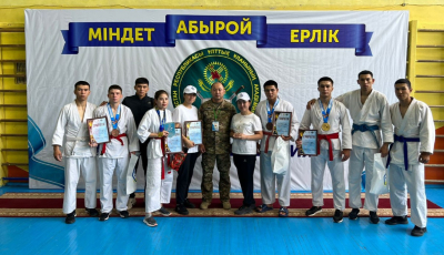 Военные девушки впервые соревновались в рукопашном бою