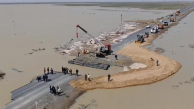 Разрушенную талыми водами дорогу начали восстанавливать в Атырауской области