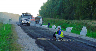 А дорога серою лентою вьется…