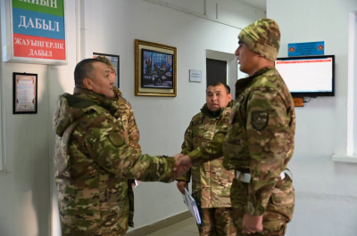 Заместитель министра обороны поощрил солдата десятидневным отпуском