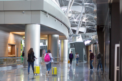 Нарколог Казанцев заявил, что в аэропортах нужно ограничить продажу алкоголя