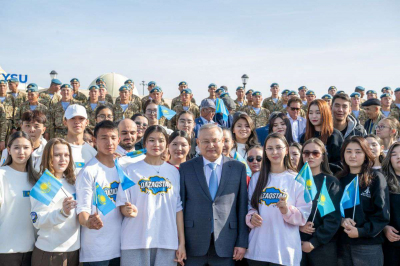 Активисты молодежного движения поздравили казахстанцев с Днем Республики