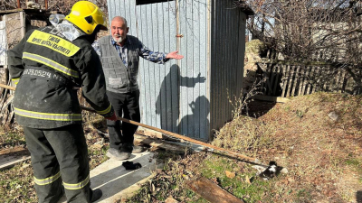 В Жамбылской области сотрудники МЧС спасли котенка, провалившегося в яму