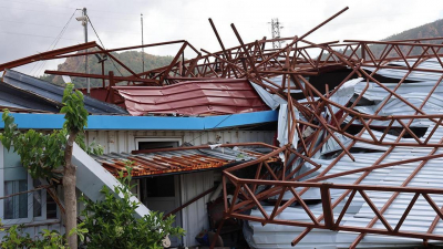Поваленные деревья, &quot;летающие&quot; крыши и упавший минарет мечети: в Турции сильнейший ураган